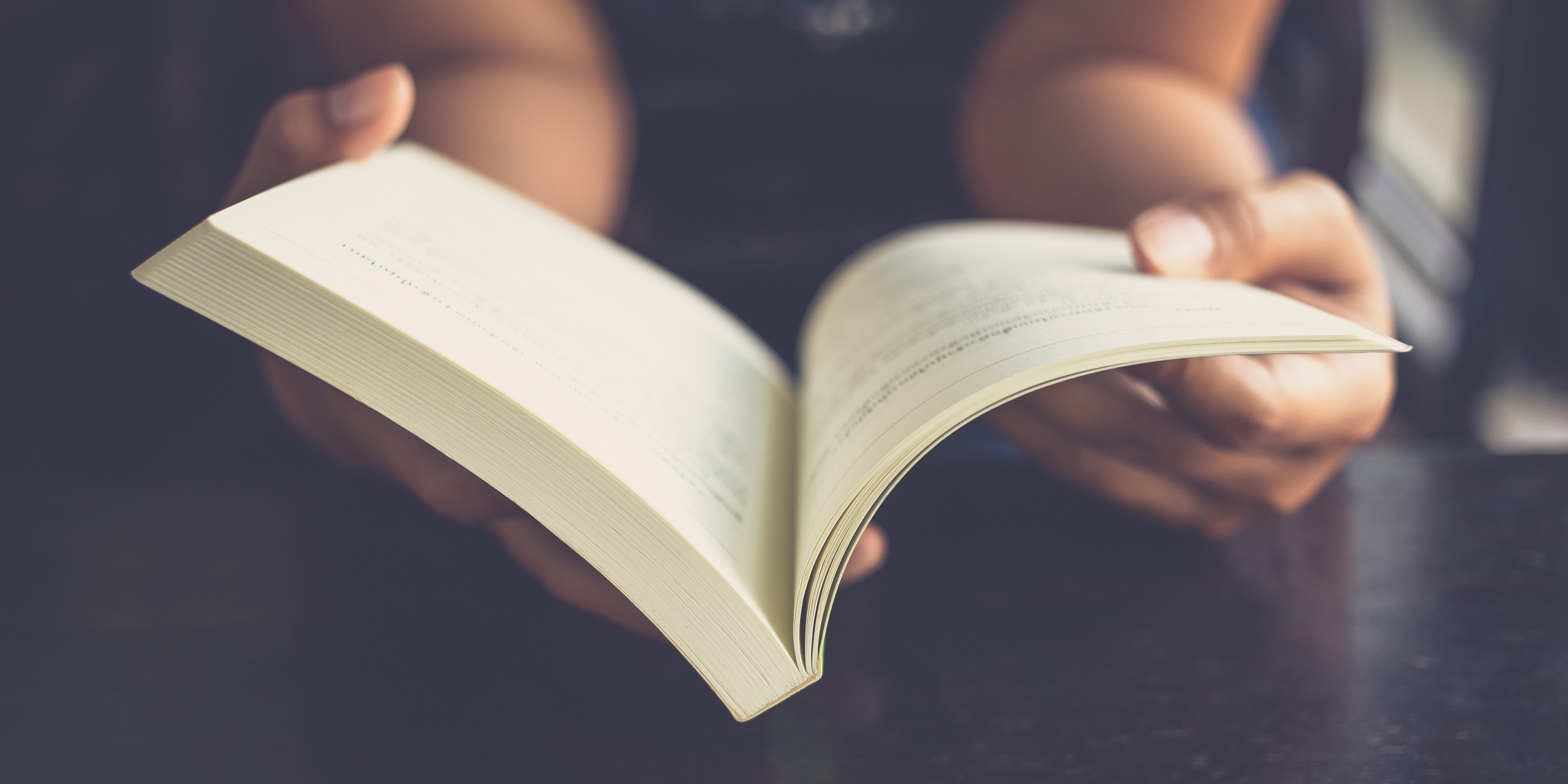 Человек читает книгу - публикация в изображении с ключевыми словами "книга" и "чтение".